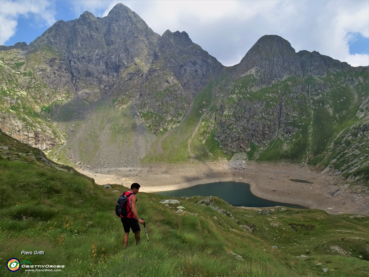 58 Scendiamo al Lago del diavolo con Cima Aga baciata dal sole nel tardo pomeriggio.JPG